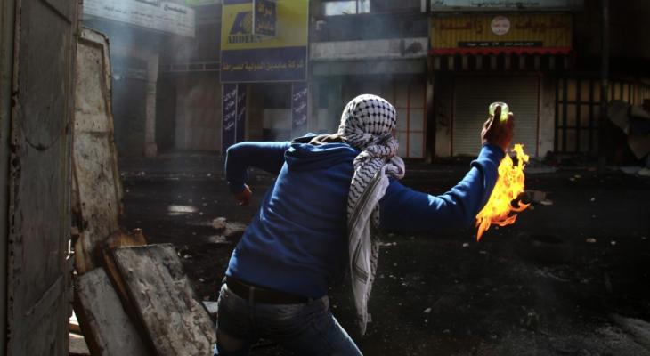 شاب فلسطيني يلقي مولوتوف.jpeg