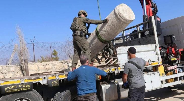 سرقة أعمدة حجرية في رام الله