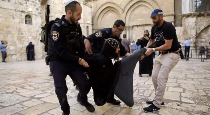 جنود يعتدون على رجل دين مسيحي في القدس.jpg