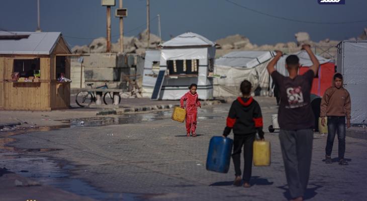 يتجمع الفلسطينيون النازحون غرب مدينة غزة للحصول على مياه مجانية5.jpg
