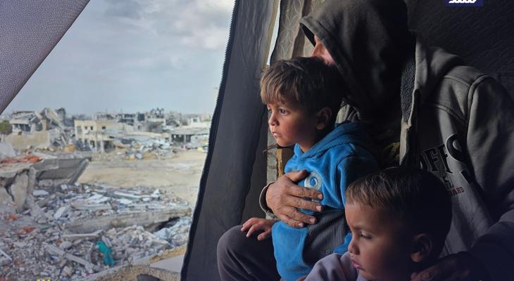 عائلة فلسطينية تحتمي من البرد بخيمة فوق منزلها المدمر في خان يونس6.jpg