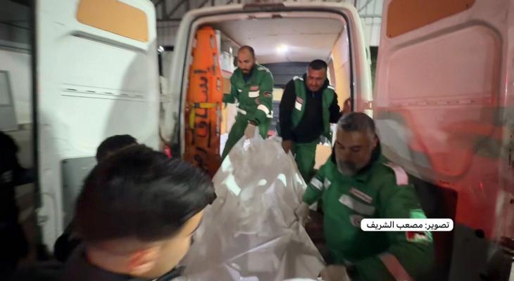 نقل شهداء من مجزرة مدرسة في حي التفاح4.jpg