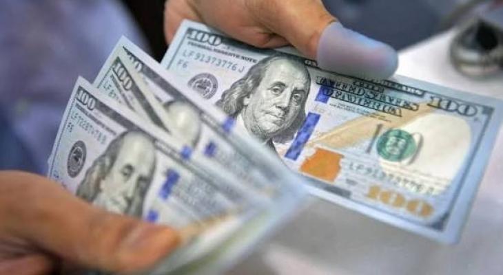 القبض على شخص بحوزته 27 الف دولار مزيفة في رام الله