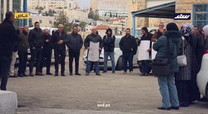 موظفو  أونروا  ينظمون وقفة احتجاجية أمام مقر الوكالة بالخليل