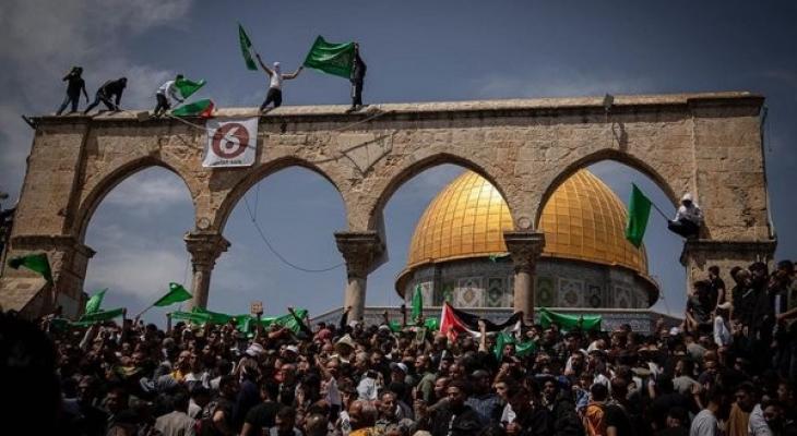 تظاهرة ورفع أعلام فلسطين وحماس في الأقصى.jpg