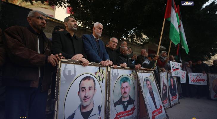 عائلات الأسرى الفلسطينيين يشاركون في وقفة احتجاجية تضامنية أمام مقر الصليب الأحمر في مدينة غزة5.jpg