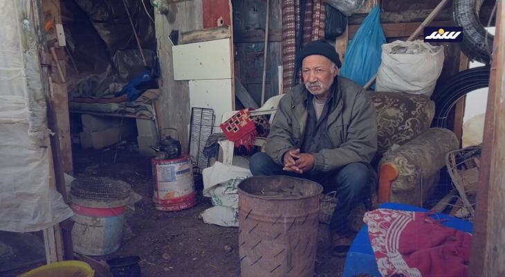 النازح محمد تركمان من مخيم طولكرم يواجه ظروفا معيشية قاسية في خيمته