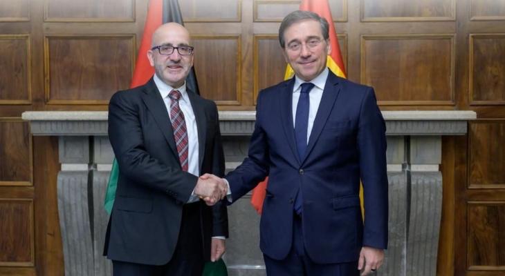 وزير المالية مع مسؤول إسباني