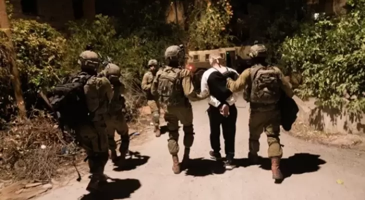 اعتقال فلسطيني من منزله في الضفة الغربية.webp