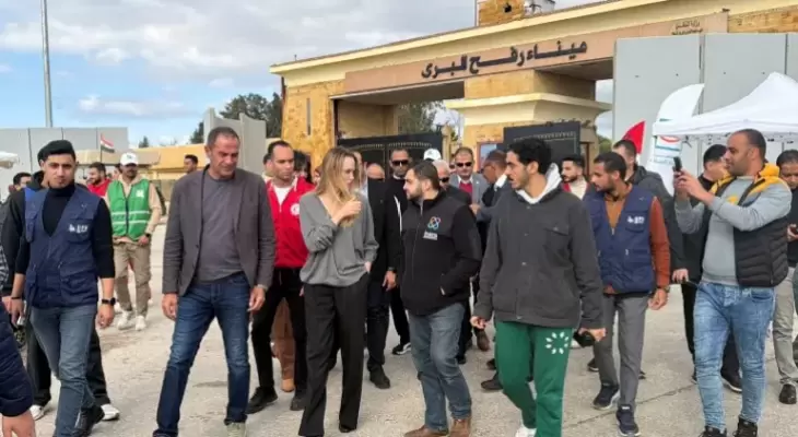 الممثلة أنجلينا جولي تزور محيط معبر رفح الحدودي بين مصر وقطاع غزة في مدينة رفح المصرية.webp