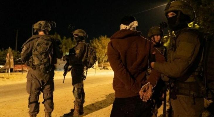 جنود الاحتلال يعتقلون فلسطينيا من الضفة.jpg