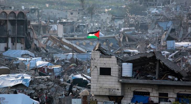 رفه علم فلسطين وسط الدمار في غزة.jpeg