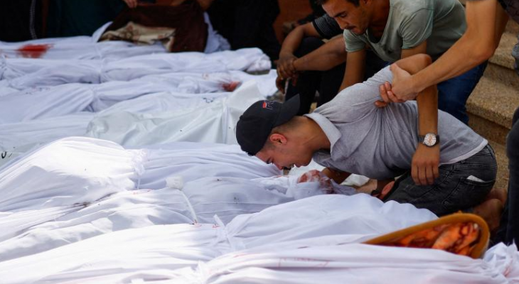 فلسطيني يودع عائلته في غزة.png
