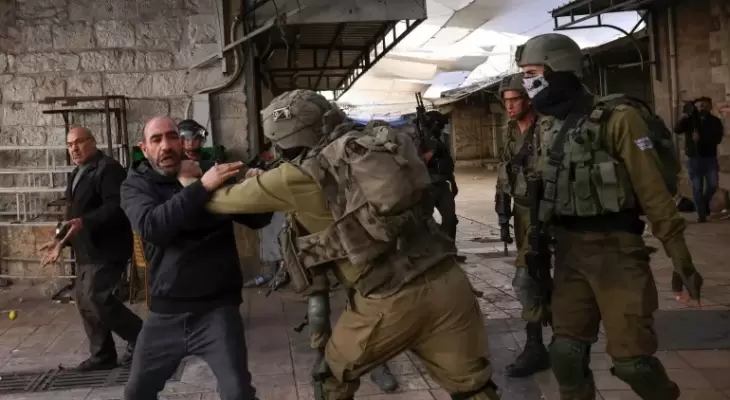 جنود الاحتلال يعتدون على مواطن فلسطيني في الضفة المحتلة.webp
