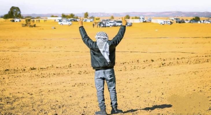 فلسطيني في النقب يرفع شارات النصر بوجه الاحتلال.jpeg