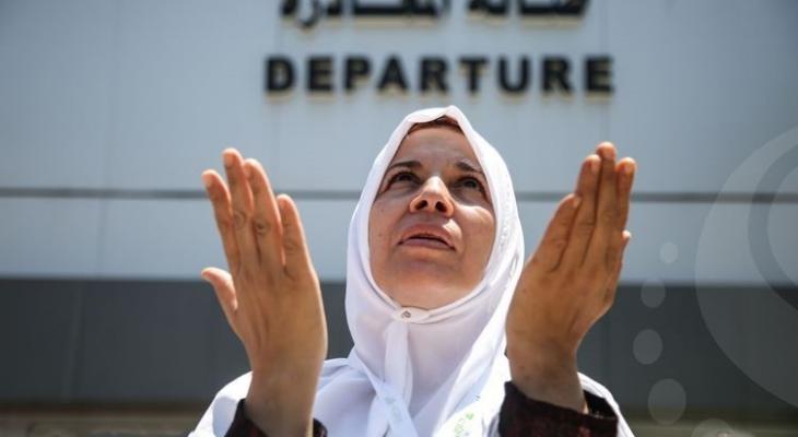 حاجة فلسطينية خلال مغادرة معبر رفح.jpg