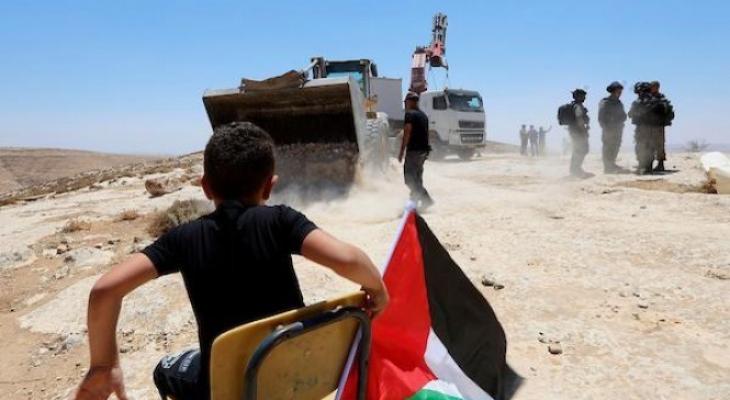 طفل فلسطيني يجلس على مقعد دراسي في مسافر يطا.jpg