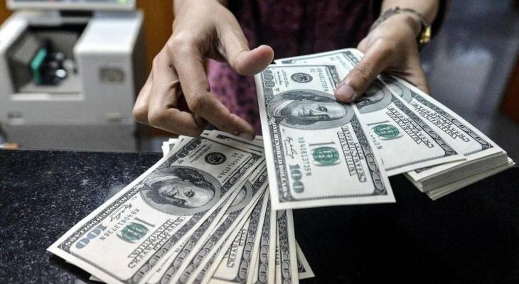 الدولار يرتفع ترقباً لقرارات المركزيين