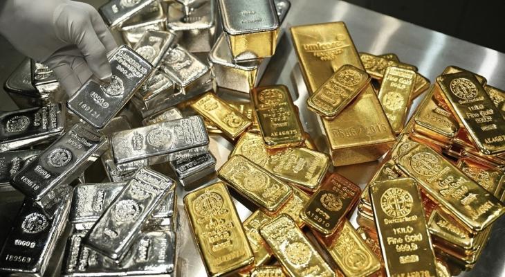الذهب والفضة يتراجعان مع صعود الدولار
