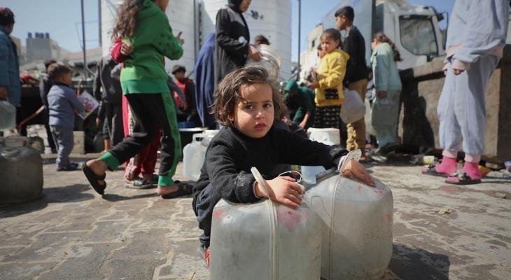 نازحون يتجمعون للحصول على المياه في مركز إيواء بمدينة غزة، مع استمرار شح المياه والخدمات الأساسية