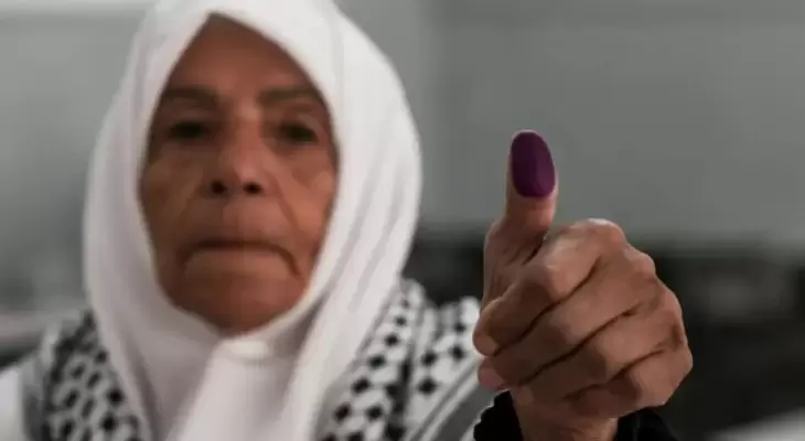 فلسطينية عقب الإدلاء بصوتها في الانتخابات المحلية.webp
