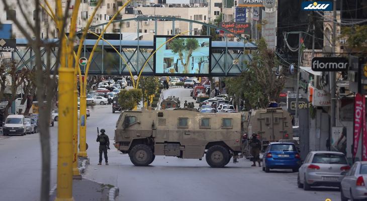 قوات الاحتلال تداهم مقر جمعية الشبان المسلمين الخيرية خلال اقتحام وسط مدينة الخليل4.jpg