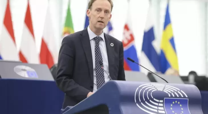 البرلماني الأوروبي باري أندروز.webp