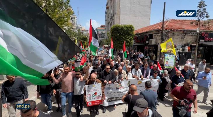 مسيرة تجوب شوارع رام الله والبيرة إحياء ليوم الأسير الفلسطيني