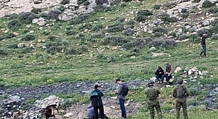 احتجاز مواطنين بمسافر يطا