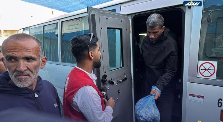 وصول خمسة أسرى فلسطينيين إلى مستشفى شهداء الأقصى في دير البلح وسط قطاع غزة