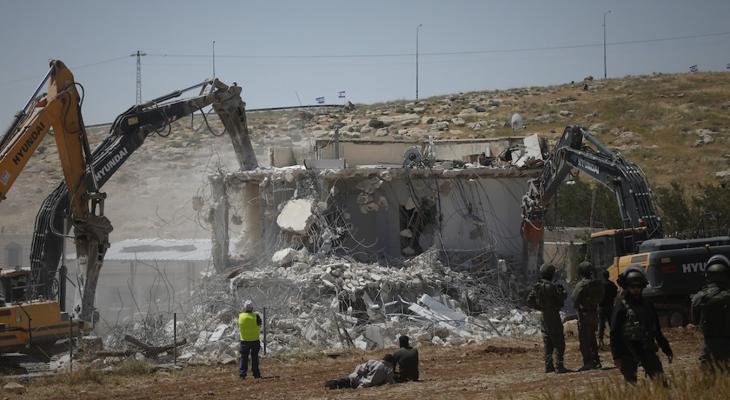 الاحتلال يشرّد عائلة فلسطينية بعد هدم منزلها في قرية الديرات شرق يطا جنوب الخليل بالضفة الغربية.3.jpg