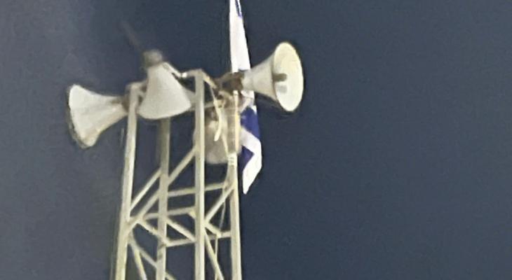 علم الاحتلال على مئذنة مسجد