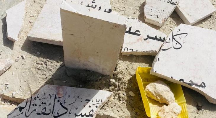 تحطيم شواهد قبور.jpeg