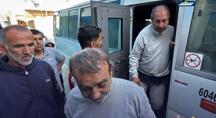 وصول خمسة أسرى فلسطينيين إلى مستشفى شهداء الأقصى في دير البلح وسط قطاع غزة