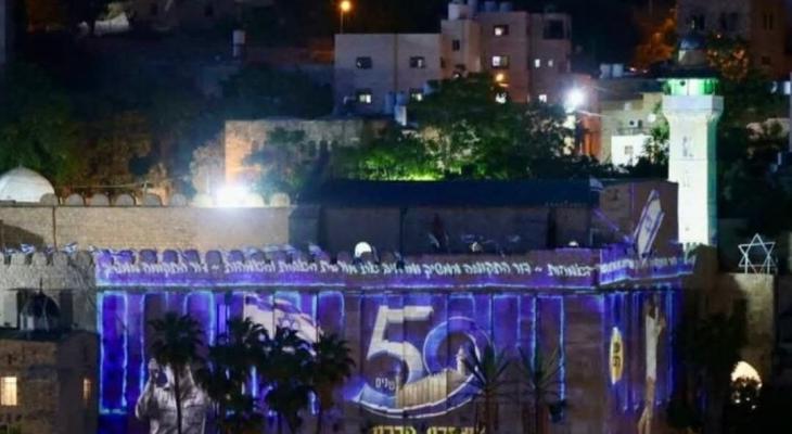 إضاءة جدران المسجد الإبراهيمي