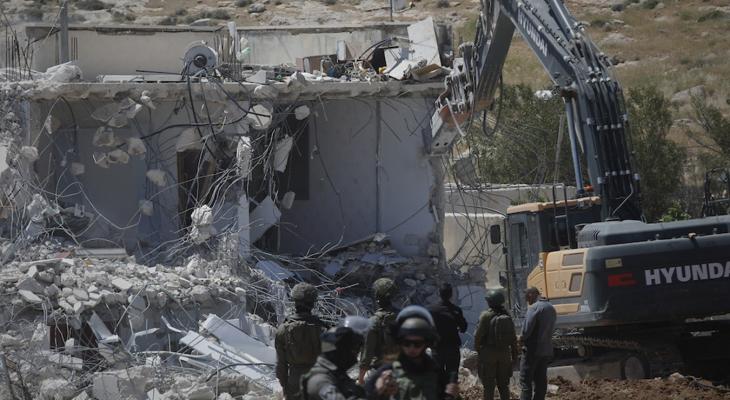 الاحتلال يشرّد عائلة فلسطينية بعد هدم منزلها في قرية الديرات شرق يطا جنوب الخليل بالضفة الغربية.1.jpg