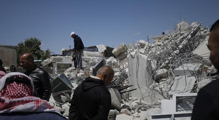 الاحتلال يشرّد عائلة فلسطينية بعد هدم منزلها في قرية الديرات شرق يطا جنوب الخليل بالضفة الغربية.2.jpg