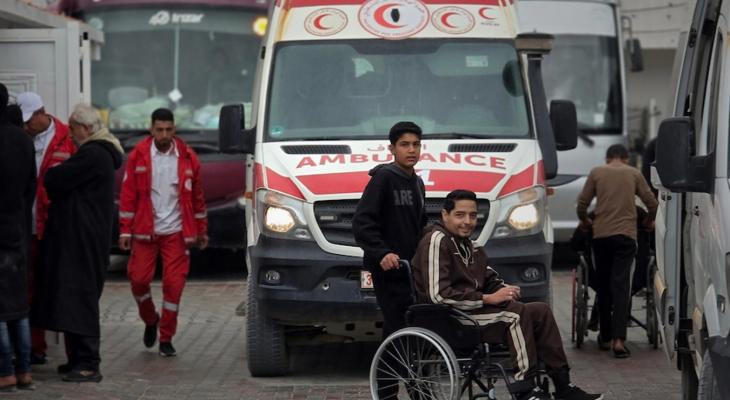 عدد من مرضى وجرحى غزة يغادرون القطاع للعلاج في الخارج