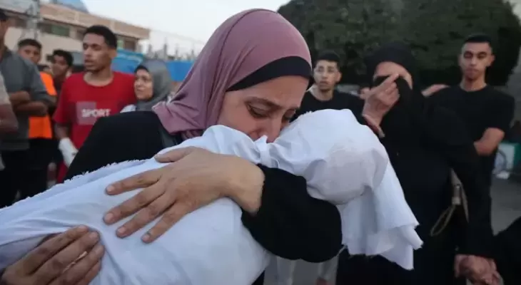 سيدة فلسطينية تودع طفلها الشهيد في غزة.webp