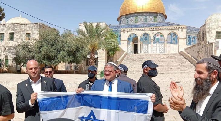 بن غفير يرفع علم الاحتلال في باحات الأقصى