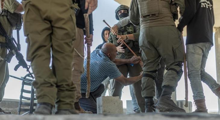 مستوطنون وجنود الاحتلال يعتدون على مواطن