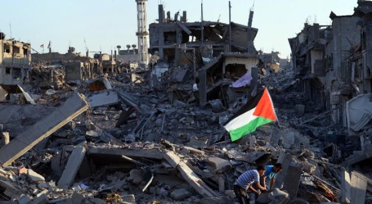 طفلان يرفعان علم فلسطين وسط الدمار في غزة.jpg