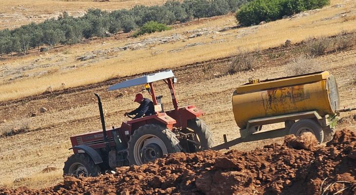 مستوطنون يمنعون إيصال المياه بواسطة جرار زراعي لعائلات في الأغوار