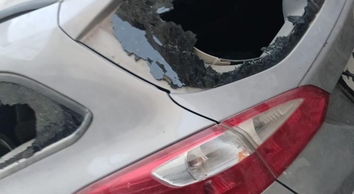مستوطنون يحطمون زجاج مركبة