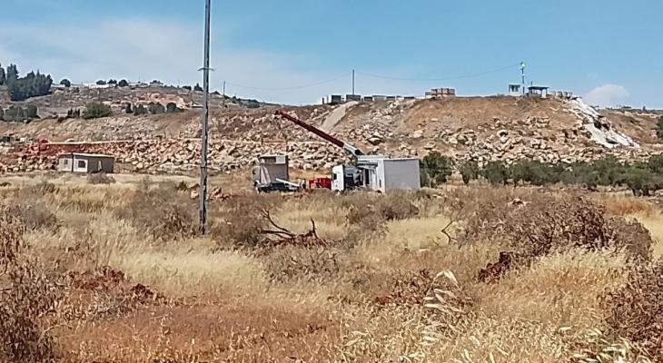 مستوطنون ينصبون بركسات في ترمسعيا