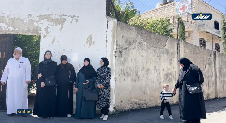 عالقون غزيون يعتصمون أمام الصليب الأحمر بالخليل للمطالبة بعودتهم للقطاع