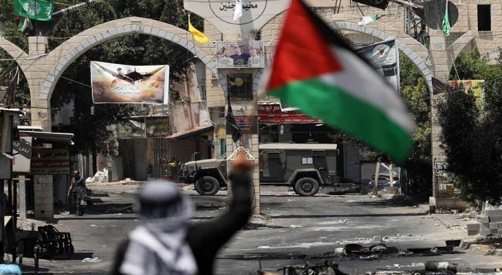 رفع علم فلسطين أمام مخيم جنين.jpg
