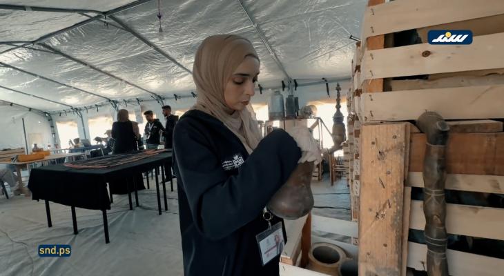 توثيق كنوز تاريخية انتُشلت من تحت أنقاض مبانٍ مدمرة في خان يونس