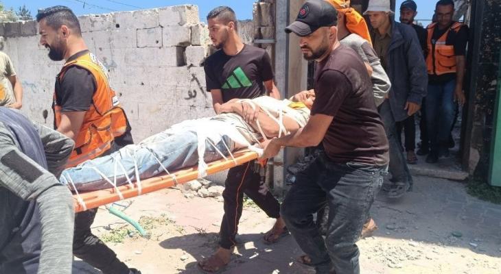 إصابة عامل بانهيار في مخيم المغازي