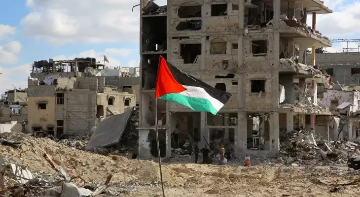 علم فلسطين يرفع أمام منزل سكني مدمر في غزة.webp